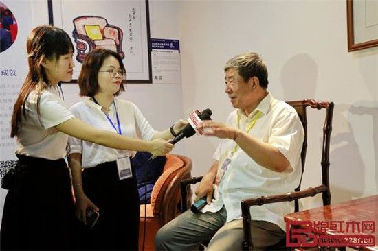 国家文物局原常务副局长张柏坐于泰和园《当代君子竹节椅》接受媒体采访