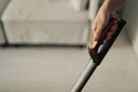 钱都可以站着挣了，地为什么却还在跪着擦？莱克立式吸尘