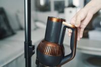 地为什么却还在跪着擦？莱克立式吸尘器做到了