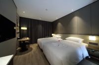 大品牌缺位,地材行业疫后首展成色如何?