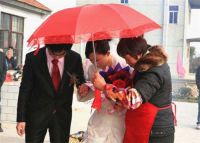 结婚拿镜子为什么 结婚要打红伞是吗