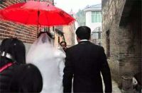 结婚拿镜子为什么 结婚要打红伞是吗