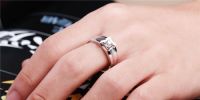 女生戒指戴在不同手指的意义 女生食指戴戒指能追吗