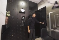 香港夫妻住进22㎡微型公寓，黑色主题设计，网友：这不压抑吗？