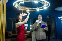 佟丽娅带你直击现场！月影家居1999全屋灯为何是用“铜”做的？