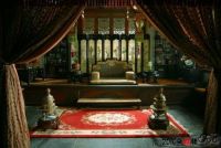 为何酒店的床尾要放一个凳子？其实这是古人发明的，名为“春凳”