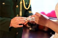 穿军装不能给妻子下跪求婚吗 军人能穿军装拍婚纱照吗