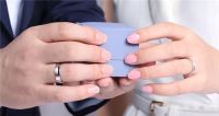 女方要给男方买戒指吗 订婚戒指女方戴哪个手