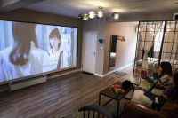 618卧室投影仪怎么选？选亮度还是配置？本文告诉你