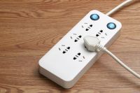 现在子弹头，公牛插座放弃通用螺丝，改用奇形怪状的，这是为何？