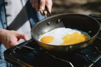 不粘锅涂层掉了有毒还致癌？天天下厨的你，这几个锅具问题要关注