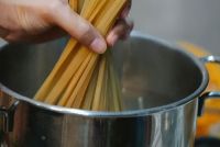 不粘锅涂层掉了有毒还致癌？天天下厨的你，这几个锅具问题要关注