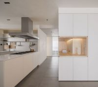 看腻了黑白灰搭配？纯白+原木的私宅设计，处处是温暖清新