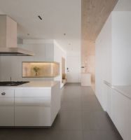 看腻了黑白灰搭配？纯白+原木的私宅设计，处处是温暖清新