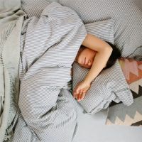 【米兰壁纸墙布窗帘】跟父母同住一套大房子好，还是分开住小房子好？