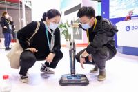 展台挤到爆！进博会BOBOT清洁家电为何如此火？