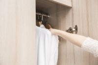 打衣柜用什么板材好？是选木工板还是免漆板？很多人选错后悔！