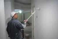 乳胶漆是滚涂还是喷涂好？师傅这样做多半是想坑你，让他赶紧走人