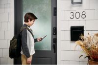 全屋智能：卷完中控屏，进击智慧门？