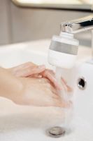 大牌护肤品还不如净水？肌肤护理用柔水泡泡洁肤仪就够了