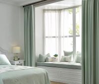 飘窗窗帘是靠墙好，还是靠窗好？