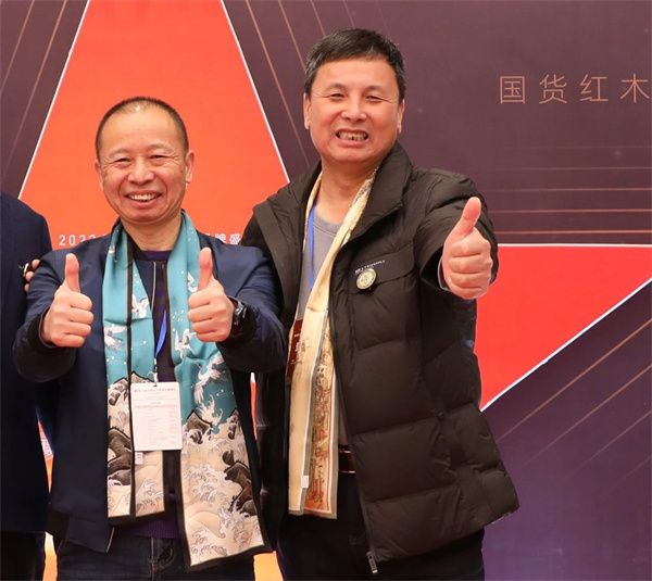 喜迎红红木董事长陆飞跃（右）和中国林产工业协会红木分会会长吴劲松（左）合影