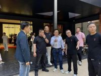 年轻人喜欢的虎豹木纹瓷砖，要找什么样的经销商？