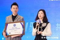 获“2025红木家具十大受欢迎品牌”，红古轩接受央视主持人采访